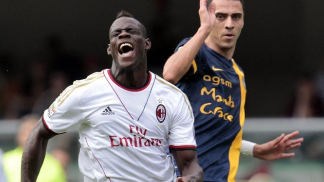 Pemain AC Milan, Mario Balotelli (putih) saat melawan Hellas Verona