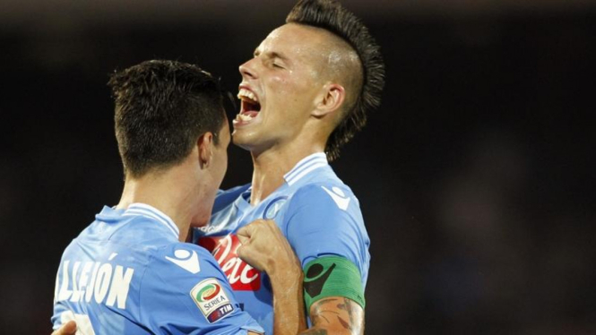 Jose Callejon dan Marek Hamsik merayakan gol Napoli