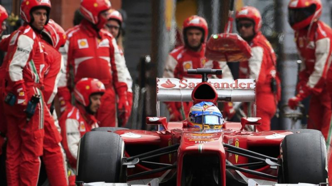 Mobil Fernando Alonso setelah keluar dari pit Ferrari