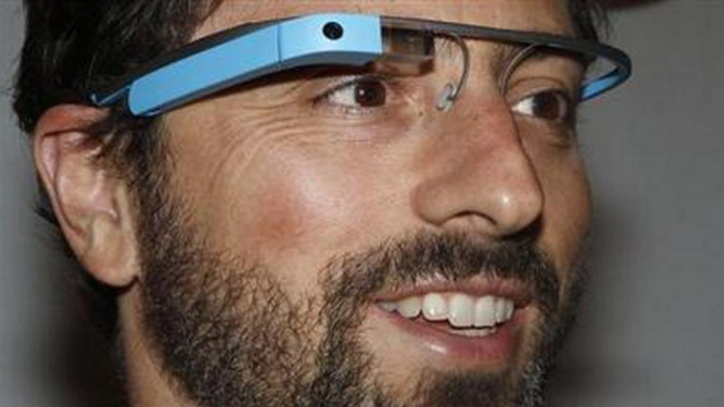 Salah seorang pendiri Google Sergey Brin pakai kacamata pintar