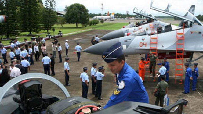Perwira TNI Angkatan Udara tinjau jet tempur Sukhoi