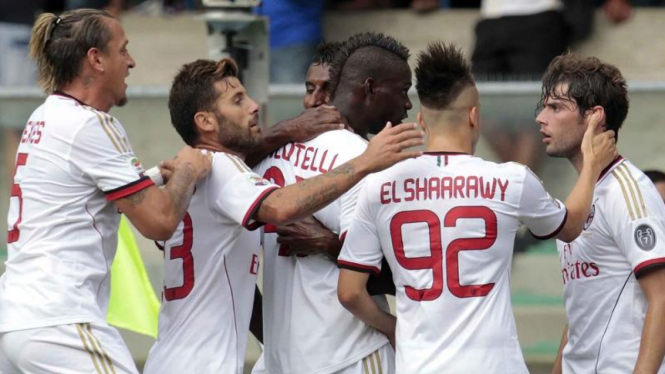 Pemain AC Milan sedang merayakan gol