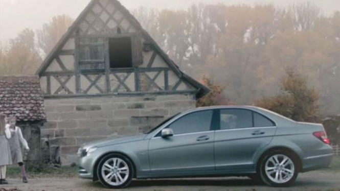 Cuplikan video kontroversi Mercedes-Benz