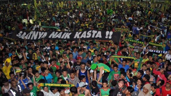 Ribuan pendukung Persikabo masuk kedalam lapangan