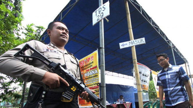 Polisi menjaga suatu TPS dalam Pemilihan Walikota Tangerang
