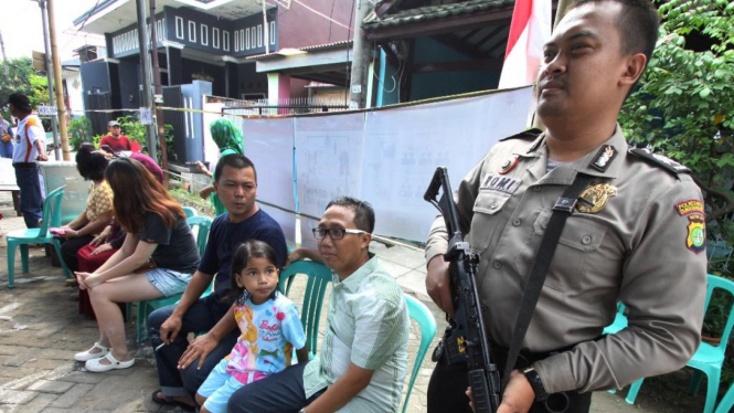 Polisi menjaga suatu TPS dalam Pemilihan Walikota Tangerang
