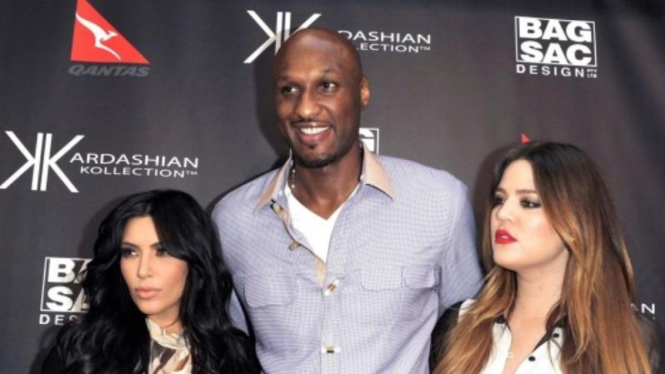 Lamar Odom (tengah) bersama Kim dan Khloe