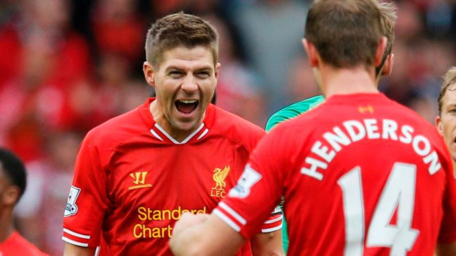 Kapten Liverpool, Steven Gerrard, merayakan kemenangan