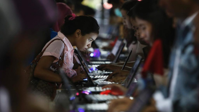 Para pengguna laptop di suatu pameran di Jakarta Indonesia 
