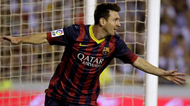 Lionel Messi merayakan gol