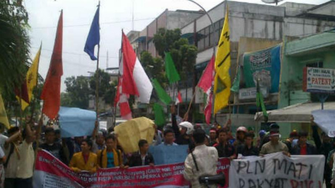 Akibat pemadaman bergilir, warga demo kantor PLN Pekanbaru