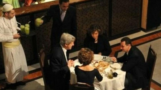 John Kerry dan Bashar al-Assad makan bersama