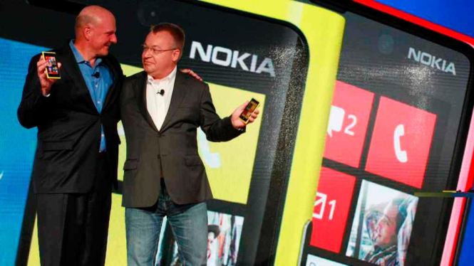 CEO Microsoft Steve Ballmer dan eksekutif Nokia Stephen Elop