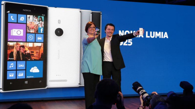 Dua eksekutif Nokia meluncurkan Lumia 925