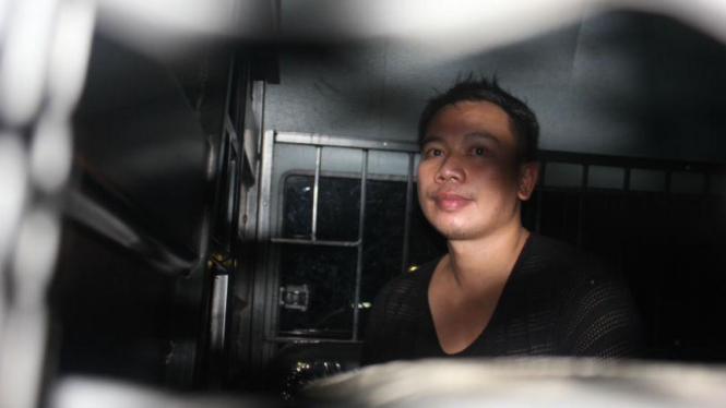 Vicky Prasetyo di dalam mobil tahanan kejaksaan