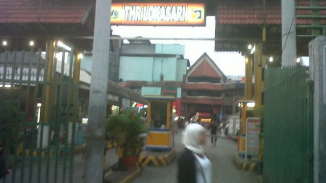 Pintu gerbang THR Lokasari.