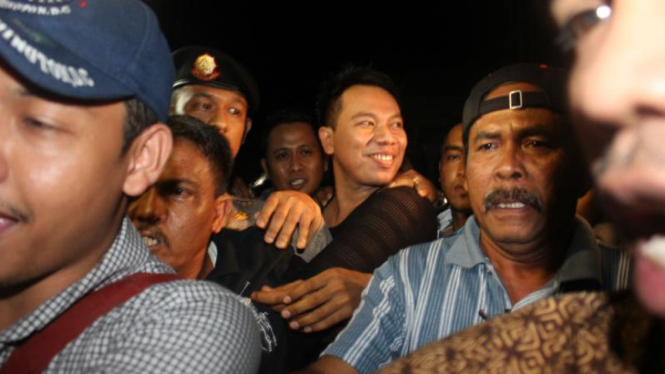 Vicky Prasetyo (tengah) digiring masuk ke LP Bulak Kapal, Bekasi