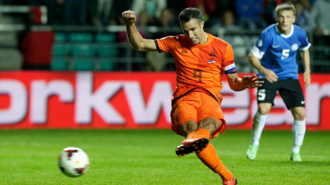 Robin van Persie mencetak gol saat Belanda Vs Estonia