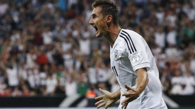 Pemain Jerman, Miroslav Klose, usai mencetak gol