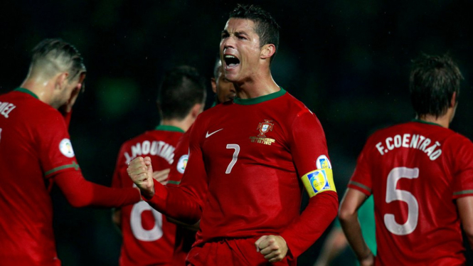 Cristiano Ronaldo merayakan gol