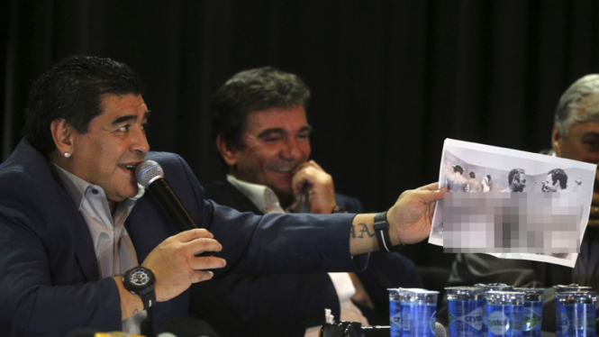 Maradona memegang foto bugil pele 