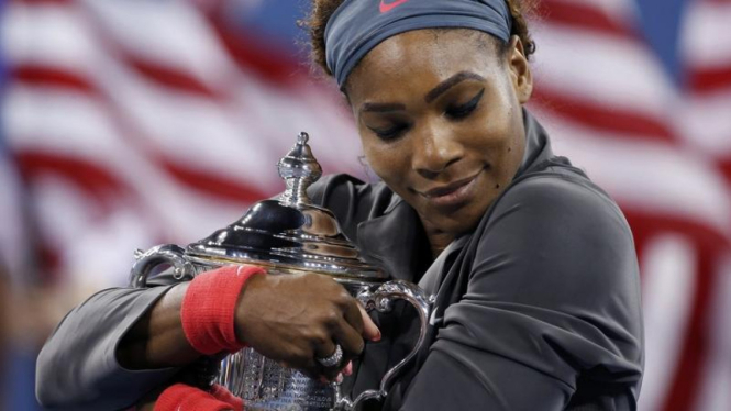 Serena Williams memeluk trofi US Open 2013
