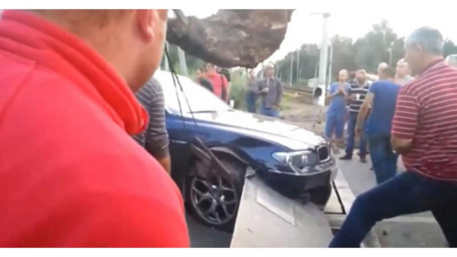 Cuplikan video kecelakaan BMW