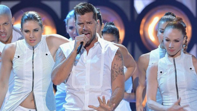 Ricky Martin saat konser.