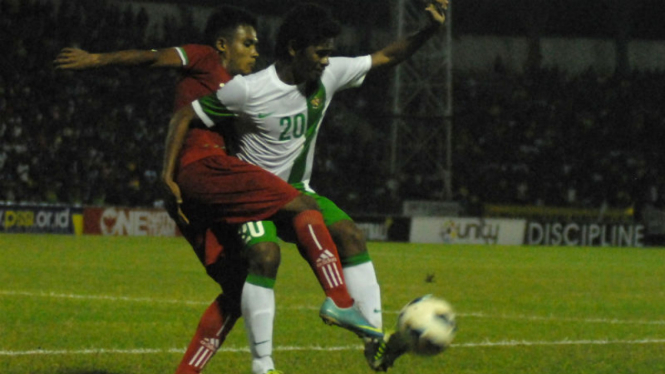 Pemain timnas U-19, Ilham Udin Armaiyn (kanan)