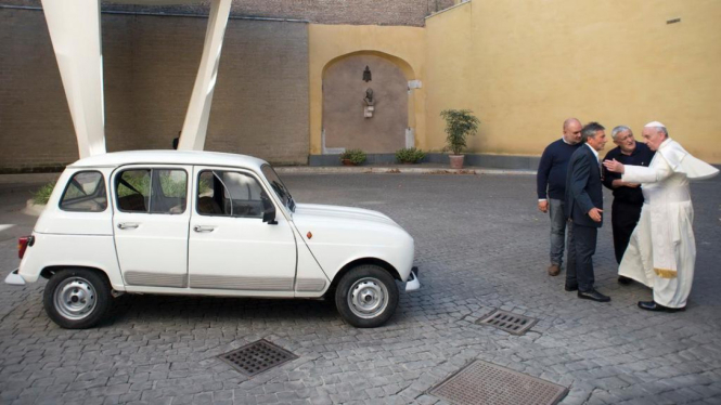 Paus Fransiskus mendapat hadiah mobil bekas Renault 4