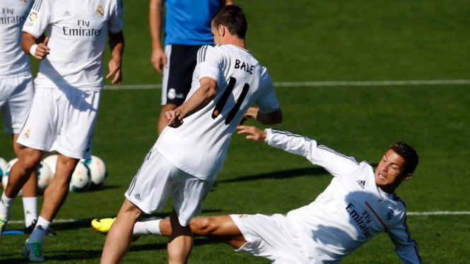 Cristiano Ronaldo melancarkan tekel kepada Gareth Bale