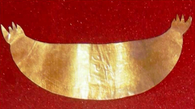 Artefak Emas Lempeng Bulan Sabit