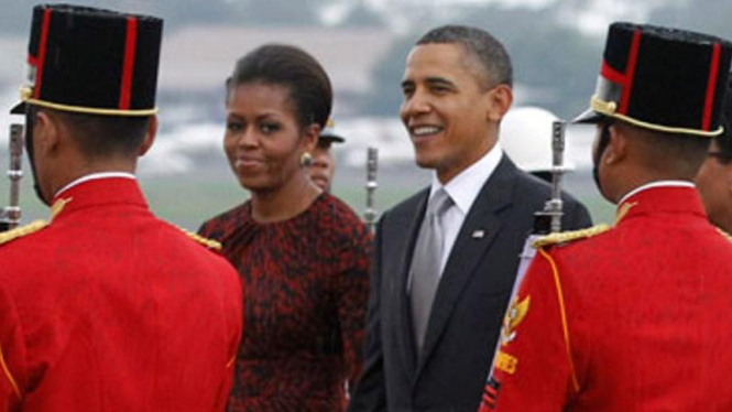 Barack Obama dan istrinya saat mengunjungi Indonesia 