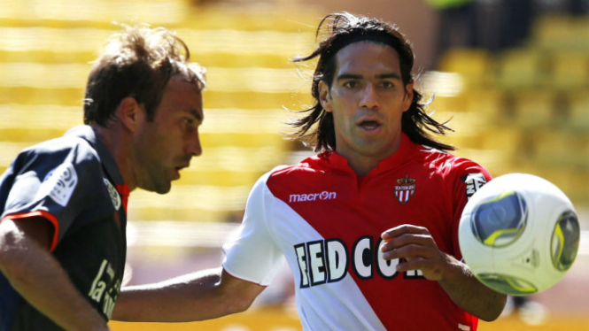 Radamel Falcao (kanan)