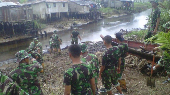 TNI membersihkan Sungai Kundur Sumsel
