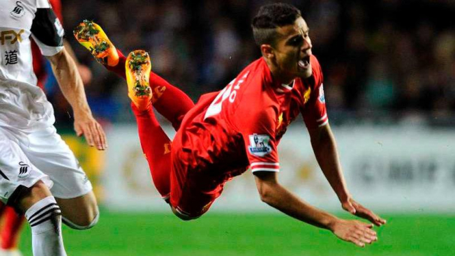 Pemain Liverpool, Phillipe Coutinho, dijatuhkan pemain lawan