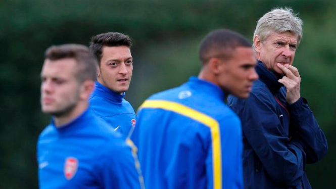 Pemain Arsenal, Mesut Oezil, dan manajernya, Arsene Wenger