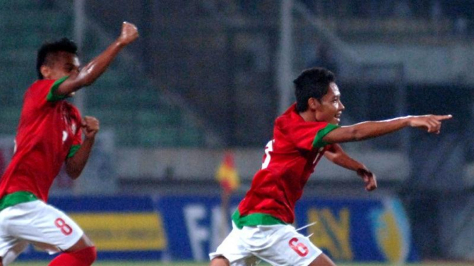 Pemain Timnas Indonesia U-19 merayakan gol