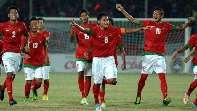 Pemain Timnas Indonesia U-19 merayakan kemenangan