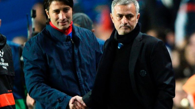 Pelatih Chelsea, Jose Mourinho, berjabat tangan dengan Murat Yakin