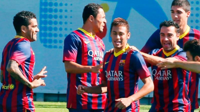 Xavi (kanan) di tengah sesi latihan Barcelona