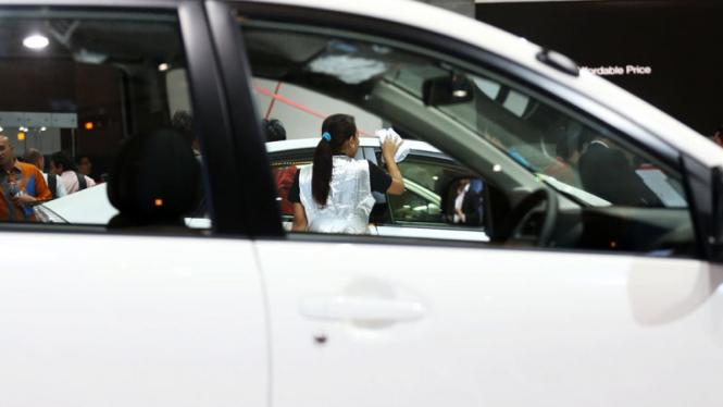 Gadis-Gadis Pembersih Mobil di IIMS 2013
