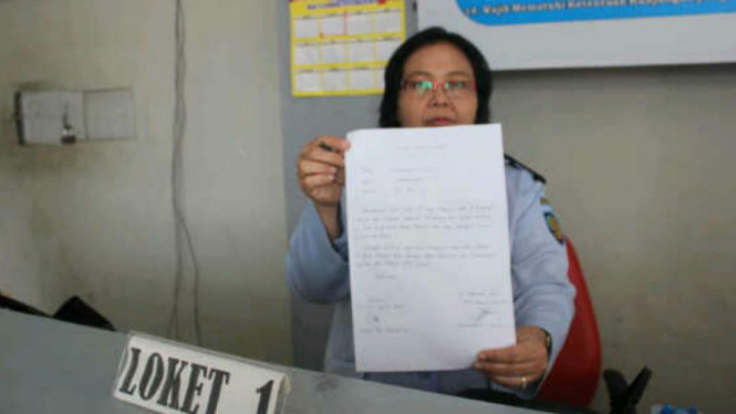 Petugas Lapas Bulak Kapal, Bekasi, memperlihatkan surat pernyataan Vicky