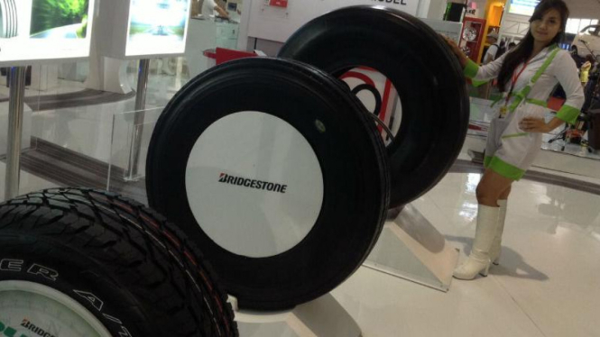 Model berpose di ban Bridgestone