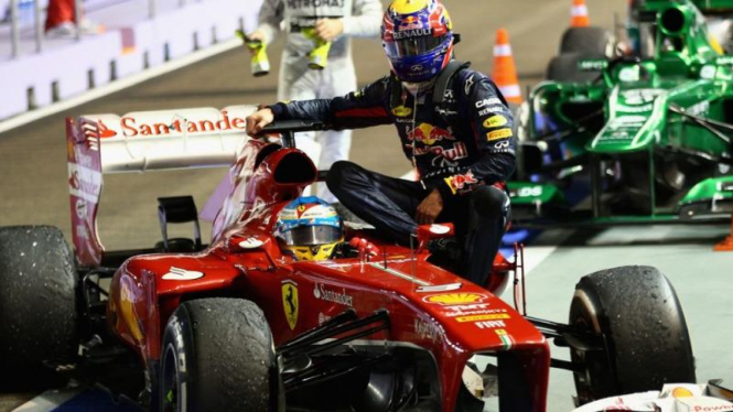 Pembalap Red Bull, Mark Webber, dengan Fernando Alonso