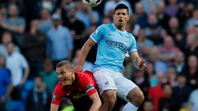 Sergio Aguero dan Nemanja Vidic saat Manchester City lawan Manchester United