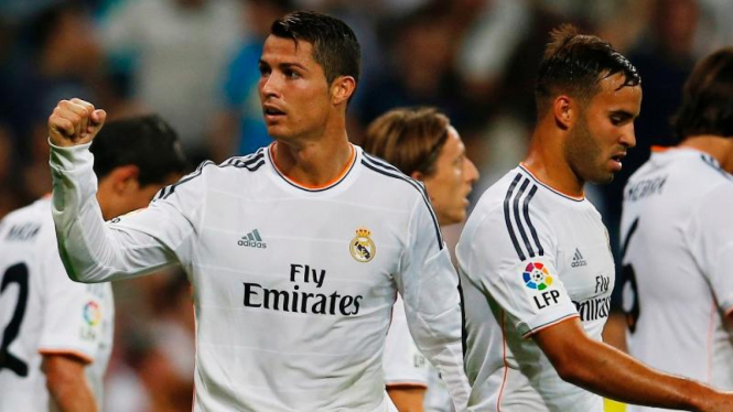 Pemain Real Madrid, Cristiano Ronaldo (kedua dari kiri), usai cetak gol