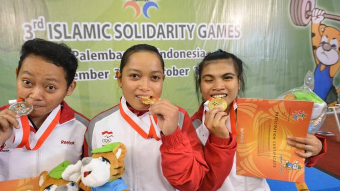 Tiga lifter Indonesia usai mendulang emas di ISG 2013