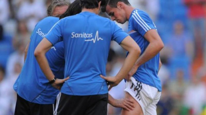 Pemain Real Madrid, Gareth Bale (kanan), mengalami cedera