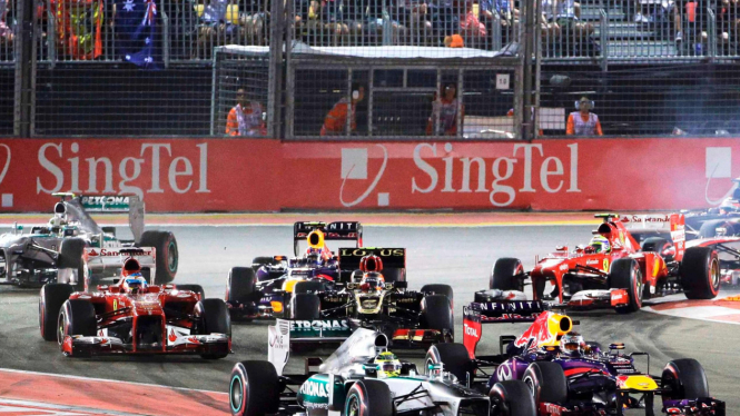 Sebastian Vettel (depan kanan) saat di GP Singapura